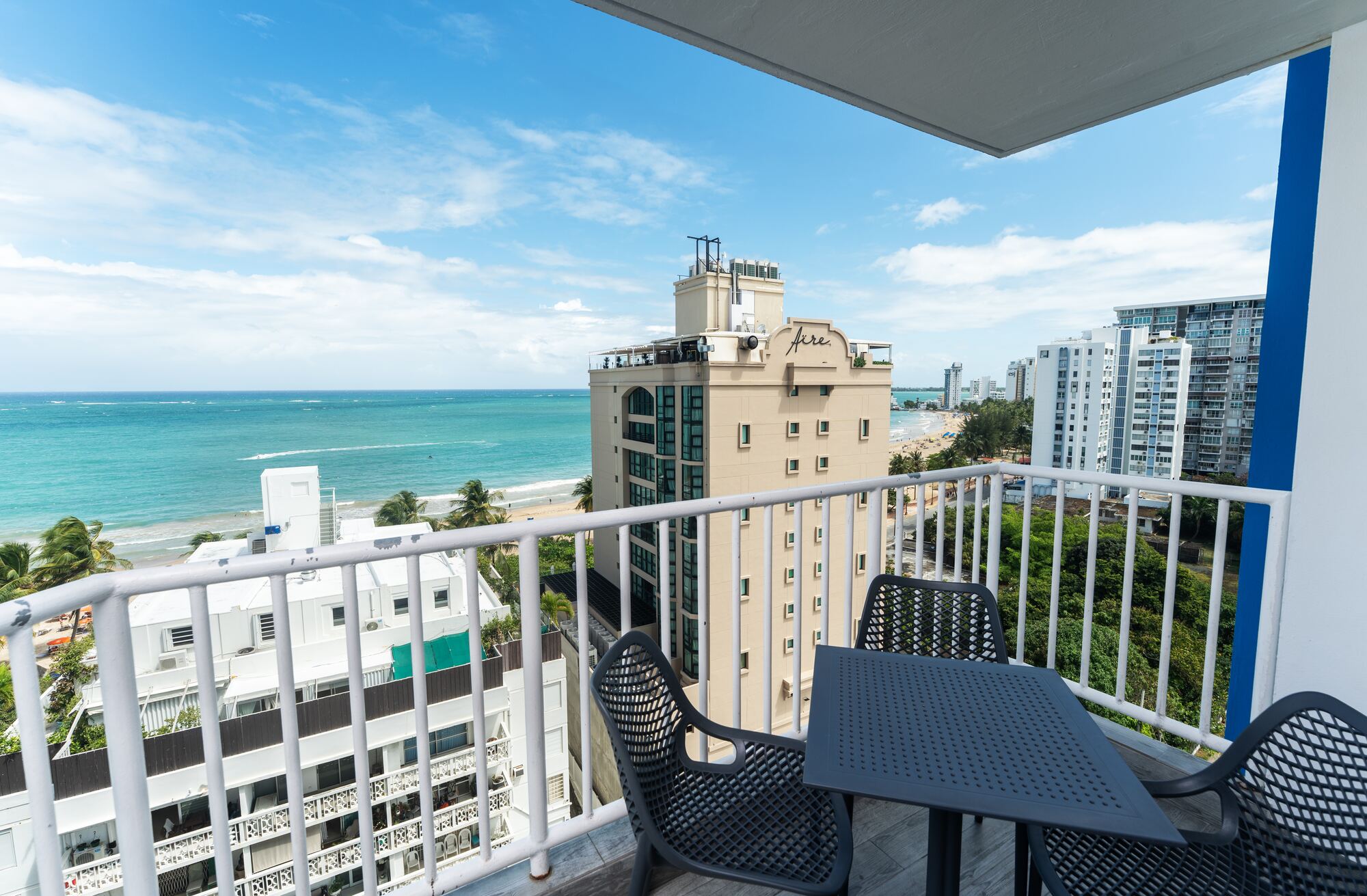 Casa Dani Isla Verde – balcón con vista al mar